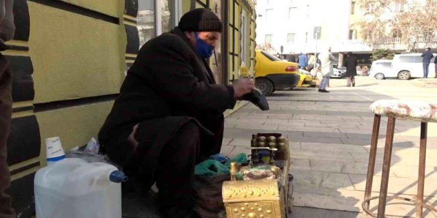 45 yıldır ayakkabı boyayarak evini geçindiriyor