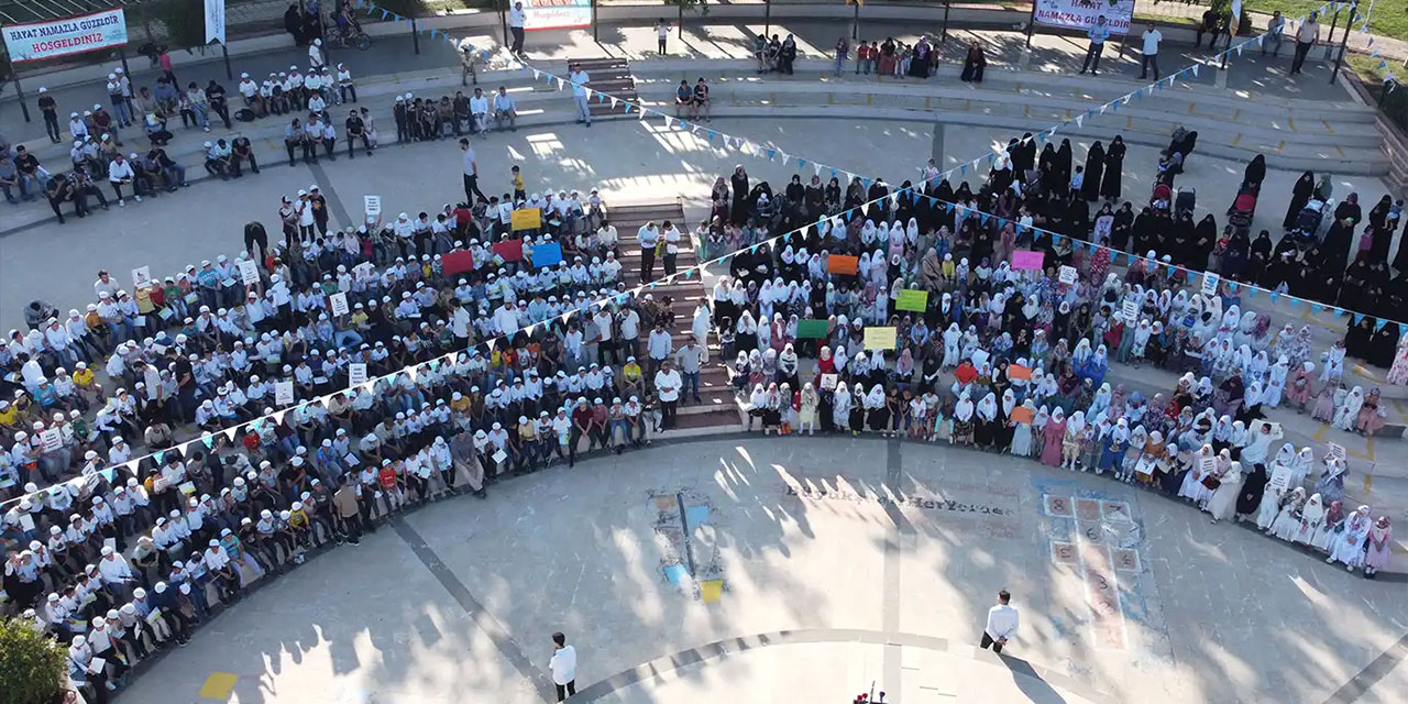Yüzlerce çocuk 'Hayat namazla güzeldir' dedi