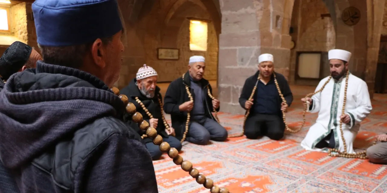 Özel tespih ramazanda sabırla çekiliyor: 700 yıllık, 13 metre, 5 kg ve 1111 tane