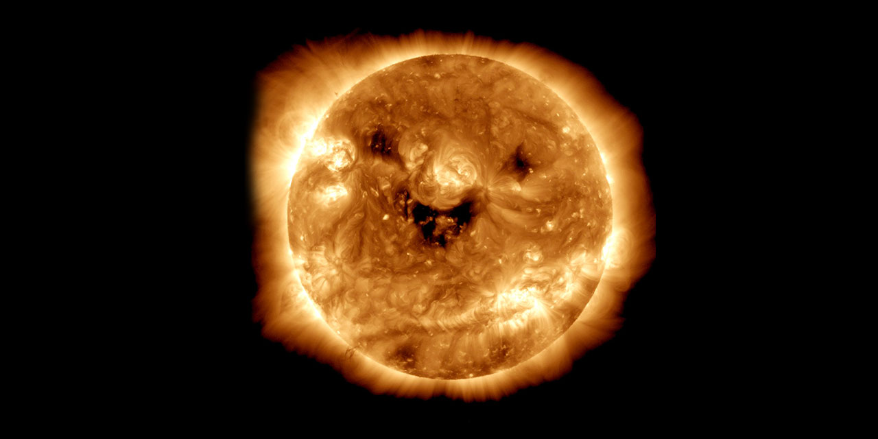 NASA, Güneş'in 'gülümseyen' anını çekti