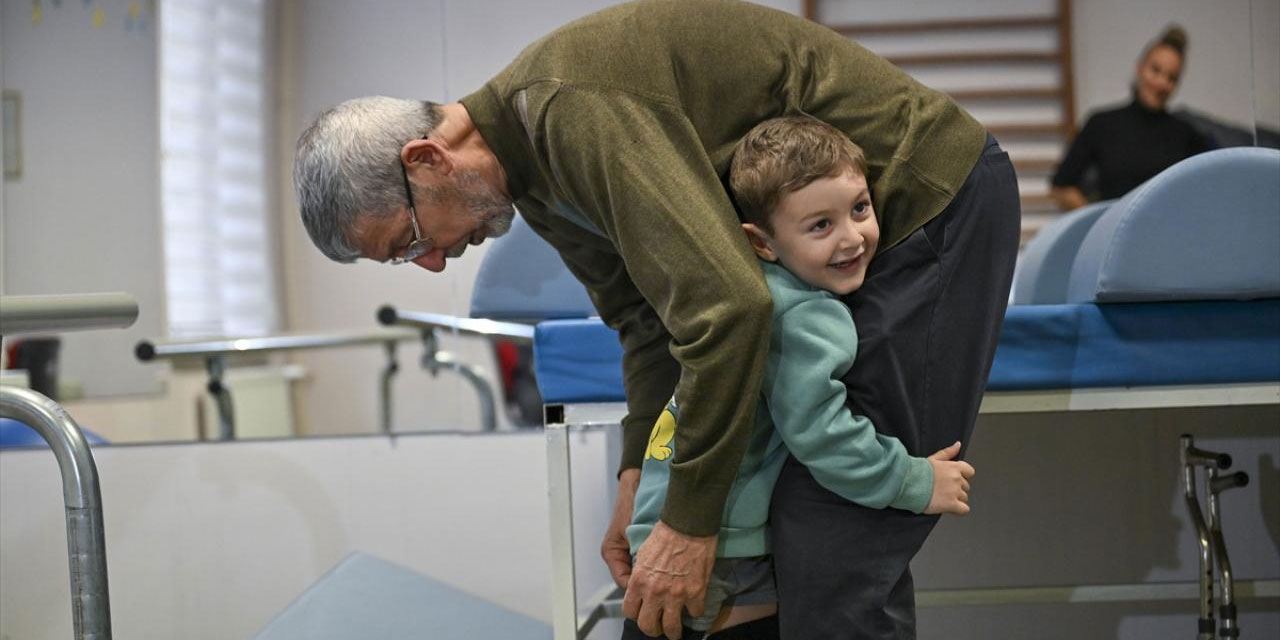 Depremzede dede, oğlundan yadigar torunuyla hayata bağlandı