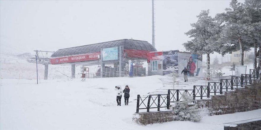 Bazı bölgelerde kar yağışı etkisini sürdürüyor