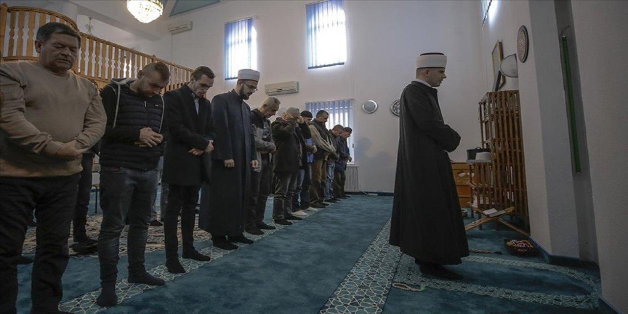 Görme engelli Boşnak imam Delic, başarılarıyla hayatı engelsiz yaşıyor