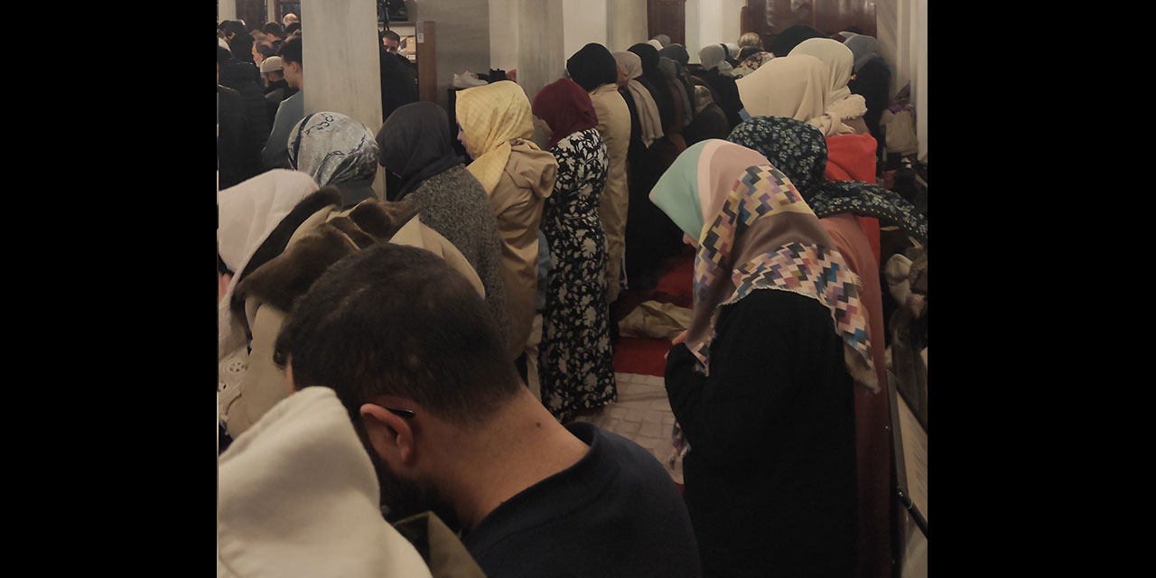 Koca camide uyaran olmadı mı? Kadın ve erkekler yan yana teravih namazı!