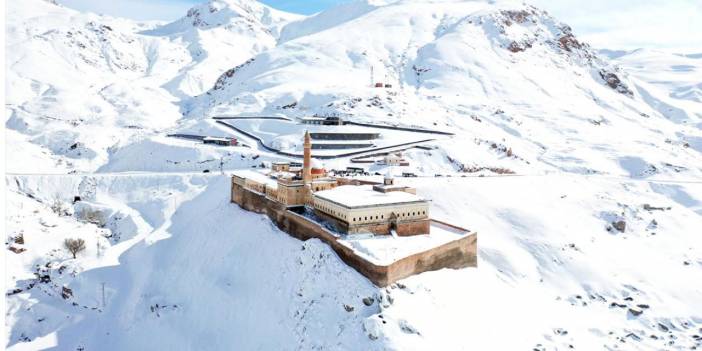 Kültür yolculuğuna çıkanların durağı İshak Paşa Sarayı oldu