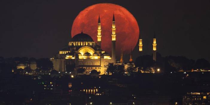 Dolunay İstanbul'dan bir başka güzel görünüyor