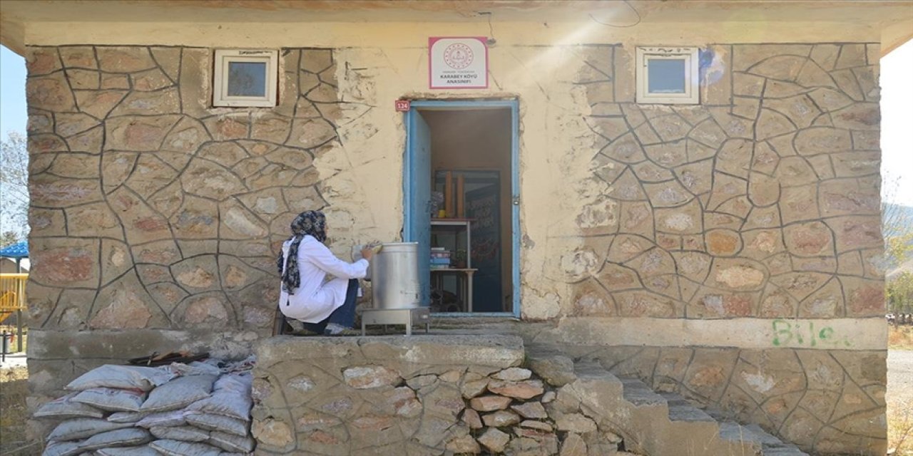 Okul ara tatildeyken, Beyza öğretmen ana sınıfının boya-badanasını yaptı