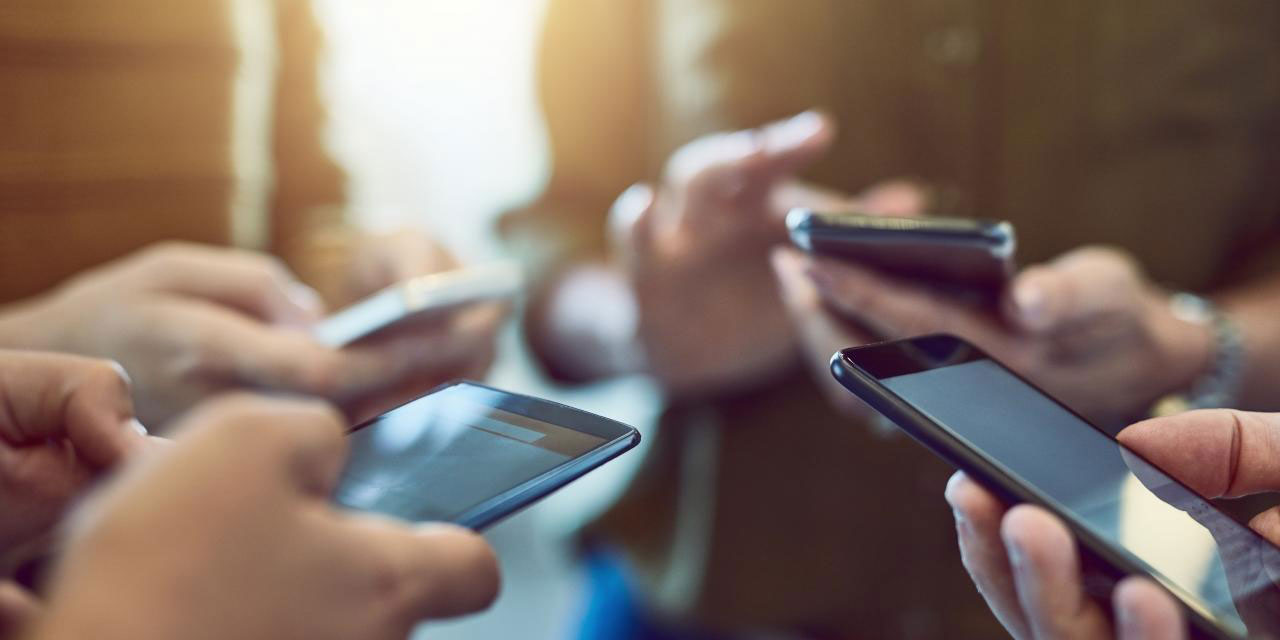 Fransa, 15 yaşın altındaki çocuklara okulda cep telefonu yasağını deneyecek