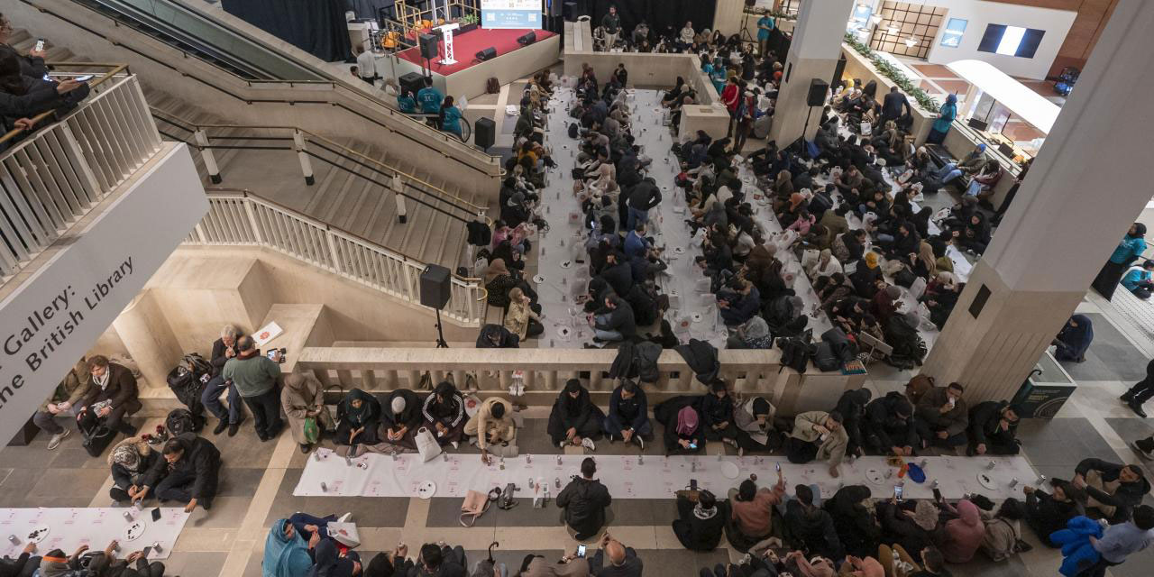 İngiltere'nin ünlü kütüphanesinde iftar programı düzenlendi