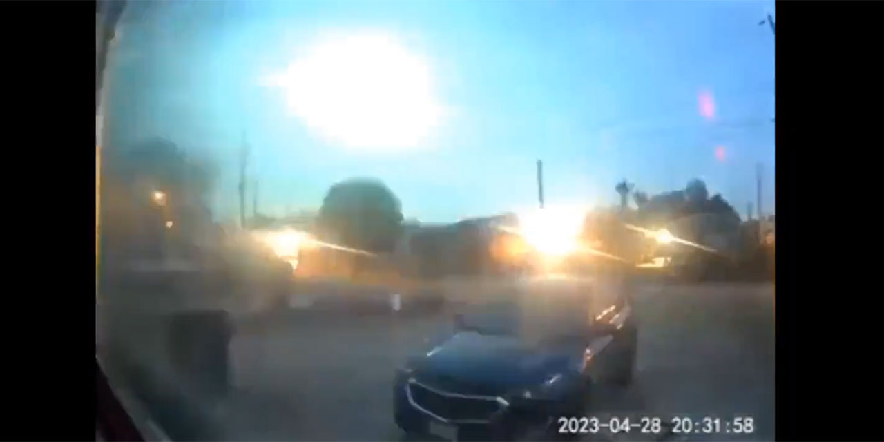 Meksika'ya düşen göktaşı havada patladı, gece aydınlandı