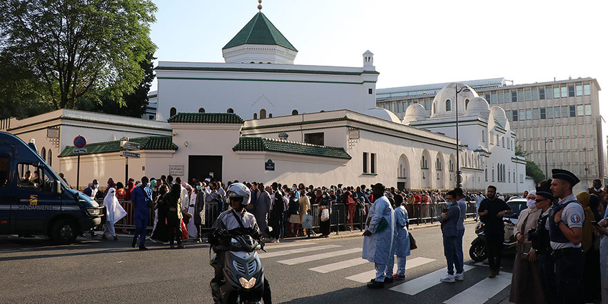 Fransa, camileri terörün merkezi göstermeye devam ediyor: Bir cami daha kapatılıyor