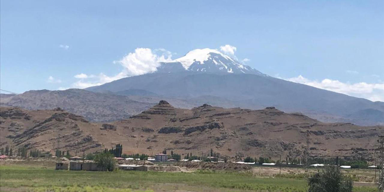 Ağrı Dağı'nda kar yağışı etkili oldu