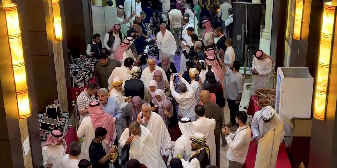 Türkiye'den yola çıkan Rahman'ın misafirleri Mekke'de güller ile karşılandı