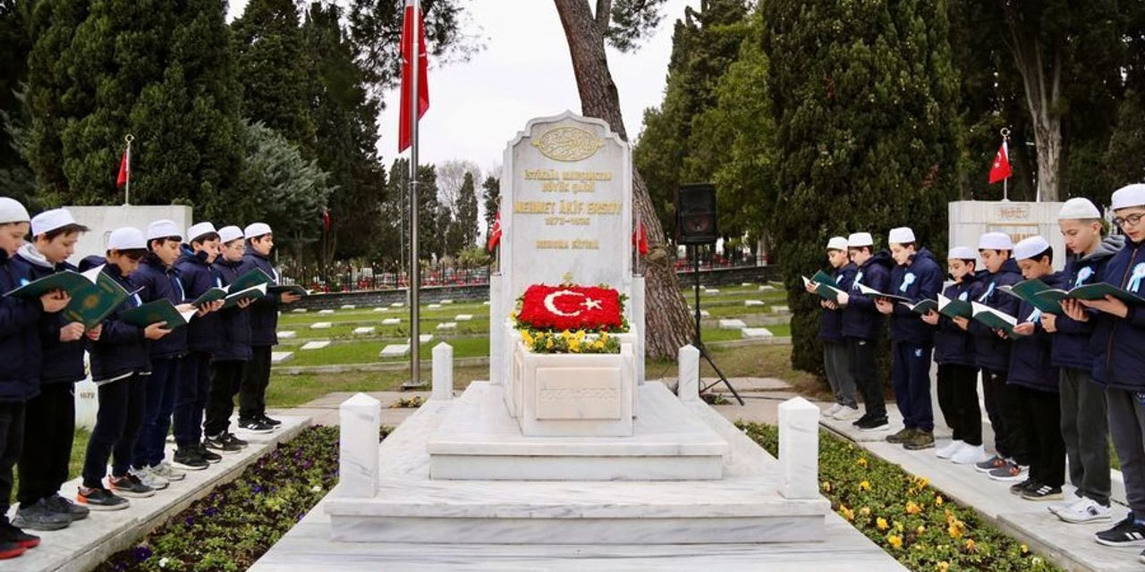 Mehmet Akif Ersoy, kabri başında Kur'an ve dua ile anıldı