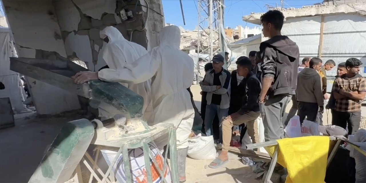 Açlık çeken Gazzeliler bozuk hububatları öğüterek ekmek yapıyor