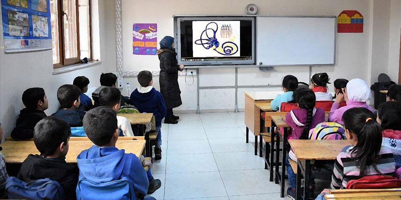 900 bin Suriyeli öğrenci Türkiye'de eğitim görüyor