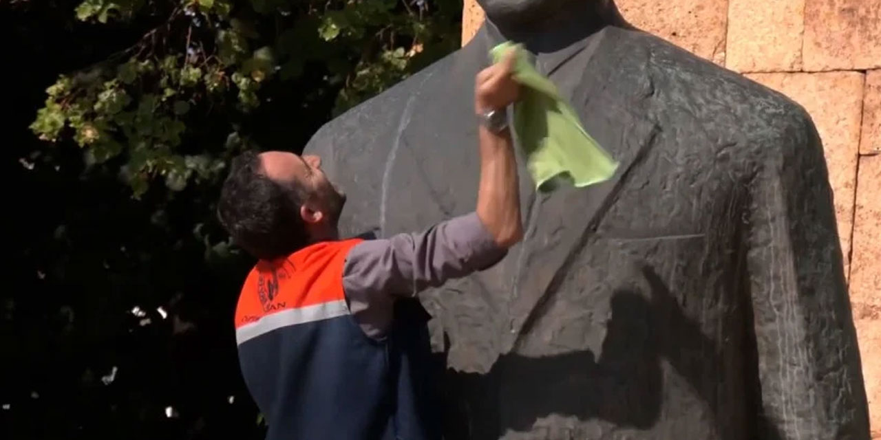 Akıl devre dışı: Atatürk heykeline temizlik bezi salladı diye görevden alındı!