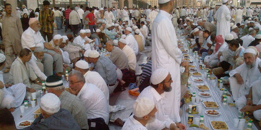 Kabe-i Şerif ve Mescid-i Nebevi'de iki yıl sonra iftar sofraları kuruldu