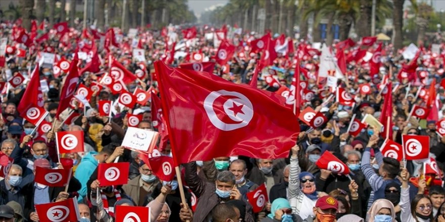 Yargıya baskı yapılarak Nahda parlamentodan çıkarılmaya çalışılıyor