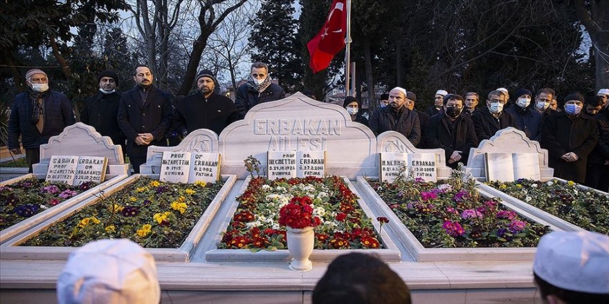 Necmettin Erbakan kabri başında anıldı