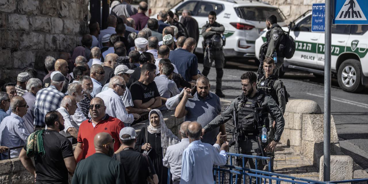 Katil israil, Filistinli gençlerin Mescid-i Aksa'da cuma namazı kılmasını yine engelledi