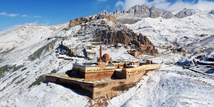 İshak Paşa Sarayı beyaz rahmete büründü