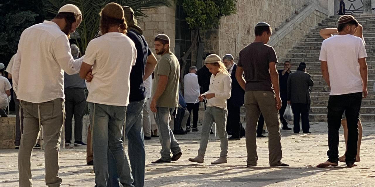 Yüzlerce hırsız ve işgalci Yahudi Mescid-i Aksa'ya baskın düzenledi