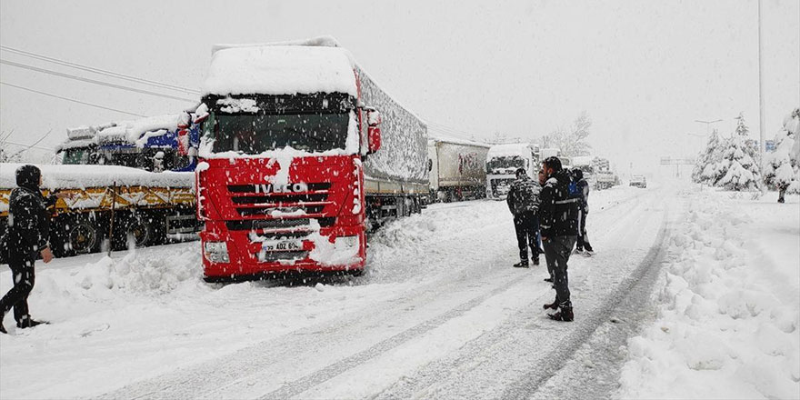 Tokat-Sivas kara yolu tır geçişine kapatıldı