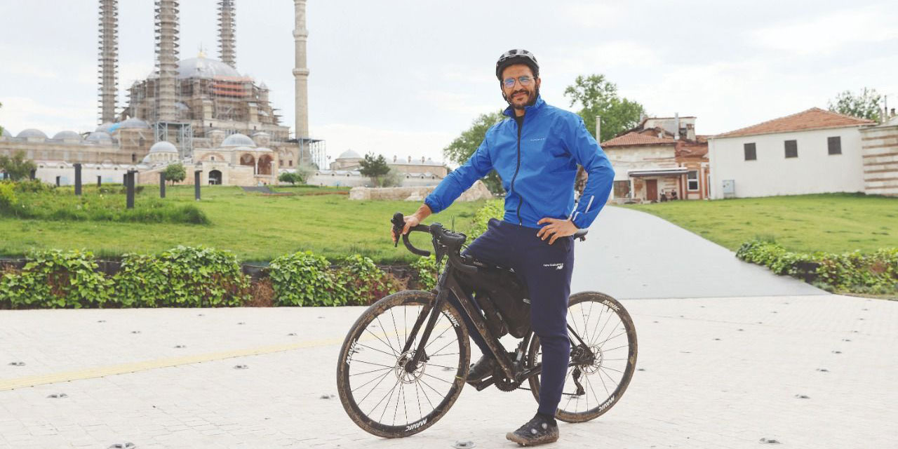 Fransa'dan bisikletle hacca gitmek için yola çıkan yazar Türkiye'de