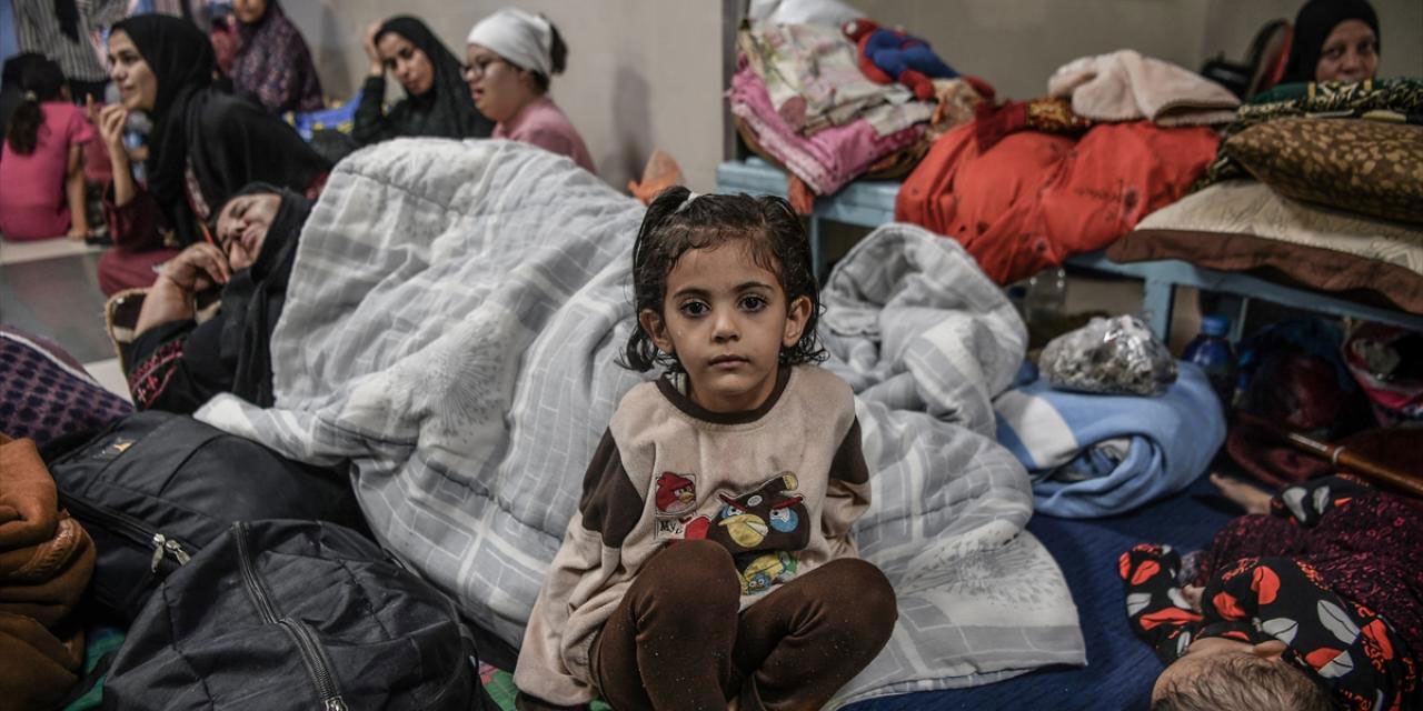 Nasır Hastanesinde yerinden edilmiş 10 bin Filistinli ve 300 sağlık çalışanı bulunuyor