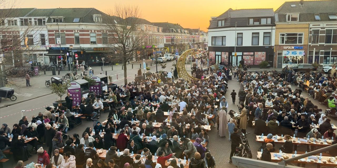 Hollanda'da sokak iftarına büyük ilgi