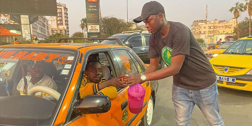Senegal'de Hristiyan gençler Müslümanlara iftariyelik dağıttı