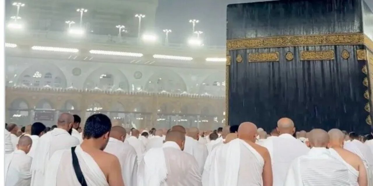Kabe'de sağanak altında akşam namazı