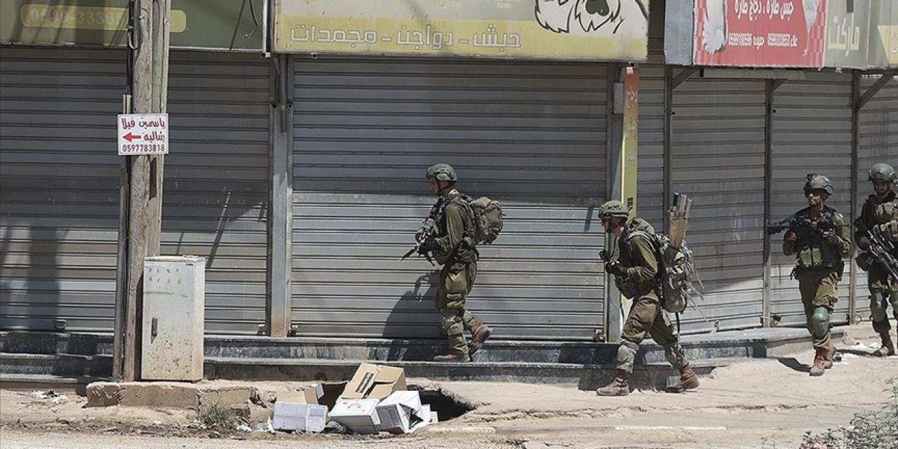 Katil israilliler Batı Şeria’da bir camiyi basarak namaz kılanlara saldırdı