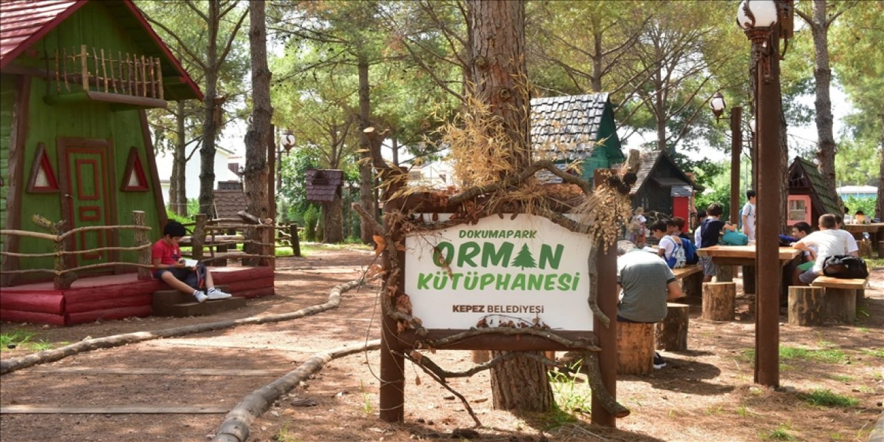 Antalya'da kurulan Orman Kütüphanesi kitapseverleri ağırlıyor