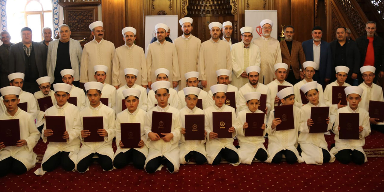Van’da 25 Hafız icazetlerini dualarla aldı