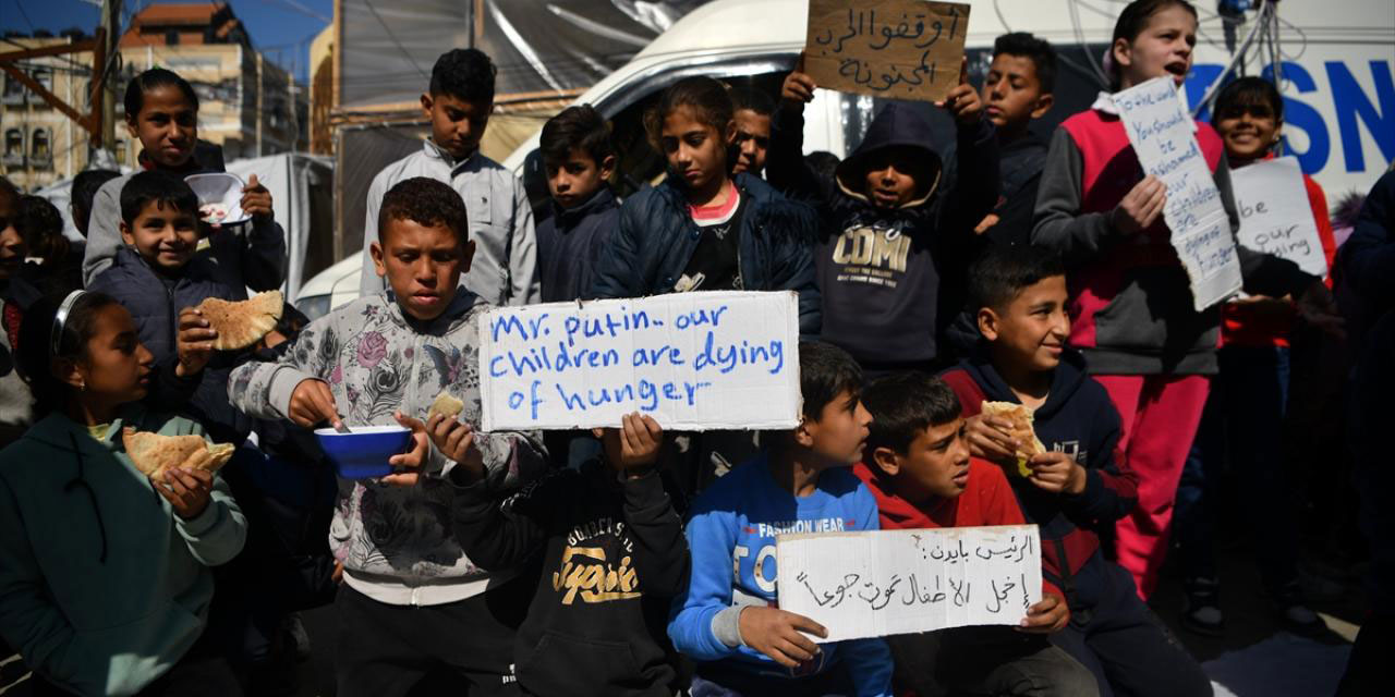 Açlık çeken Gazzeli çocuklar israilin yanında Dünya'yı da protesto etti