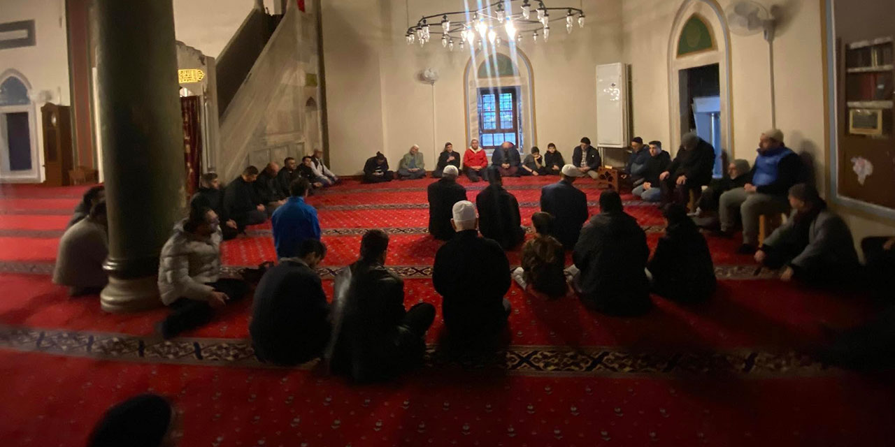 Sabah namazı yıldızları her pazar ayrı camide: Namaz, tesbihat ve Kur'an tefsiri Risale-i Nur