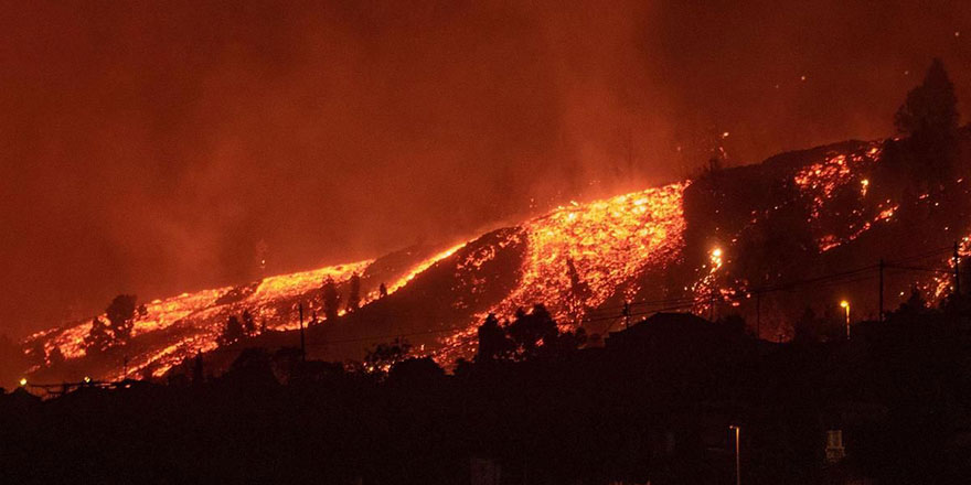 Turistler, lav püskürten La Palma Adası'na akın etti