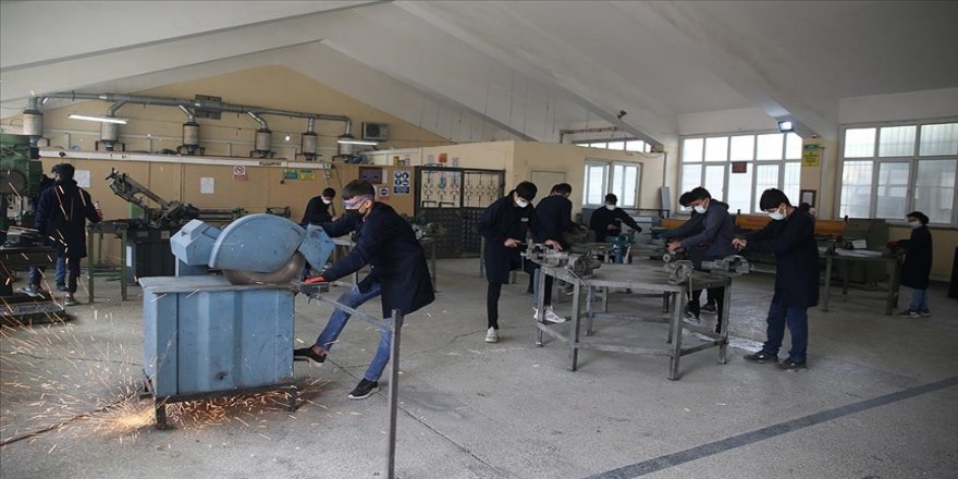 MEB’den lise ve üniversite mezunlarına istihdam garantili yeni eğitim programı