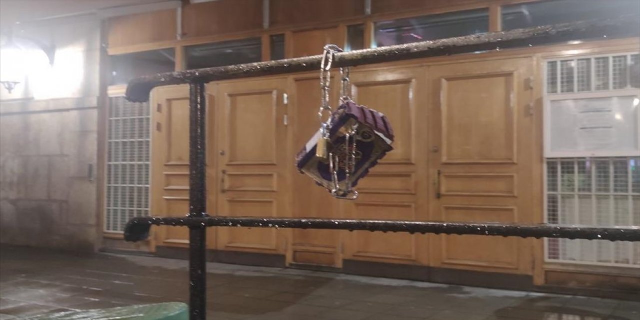 İsveç'te cami kapısına tahrip edilmiş Kur'an-ı Kerim bıraktılar