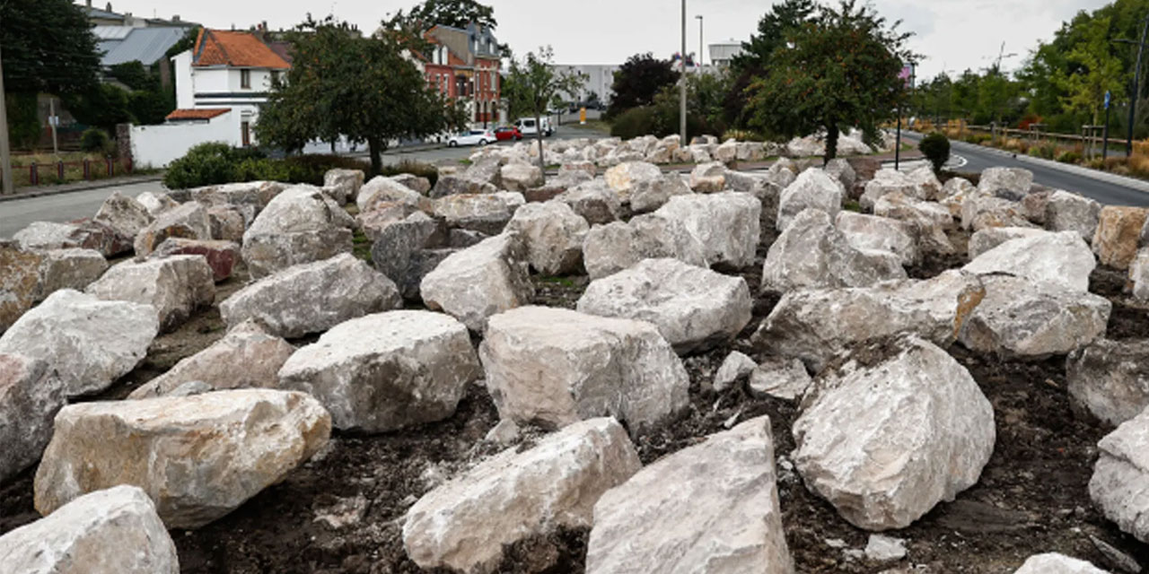 Göçmenler kamp kurmasın diye merkezi noktalara kaya döşediler