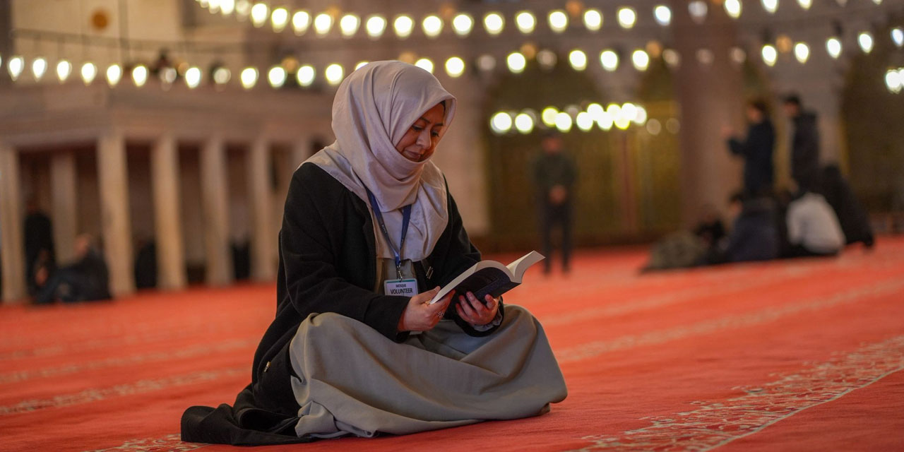 Perulu Jenny rüya gördü, Müslüman oldu, İstanbul'da turistlere İslam'ı anlatıyor