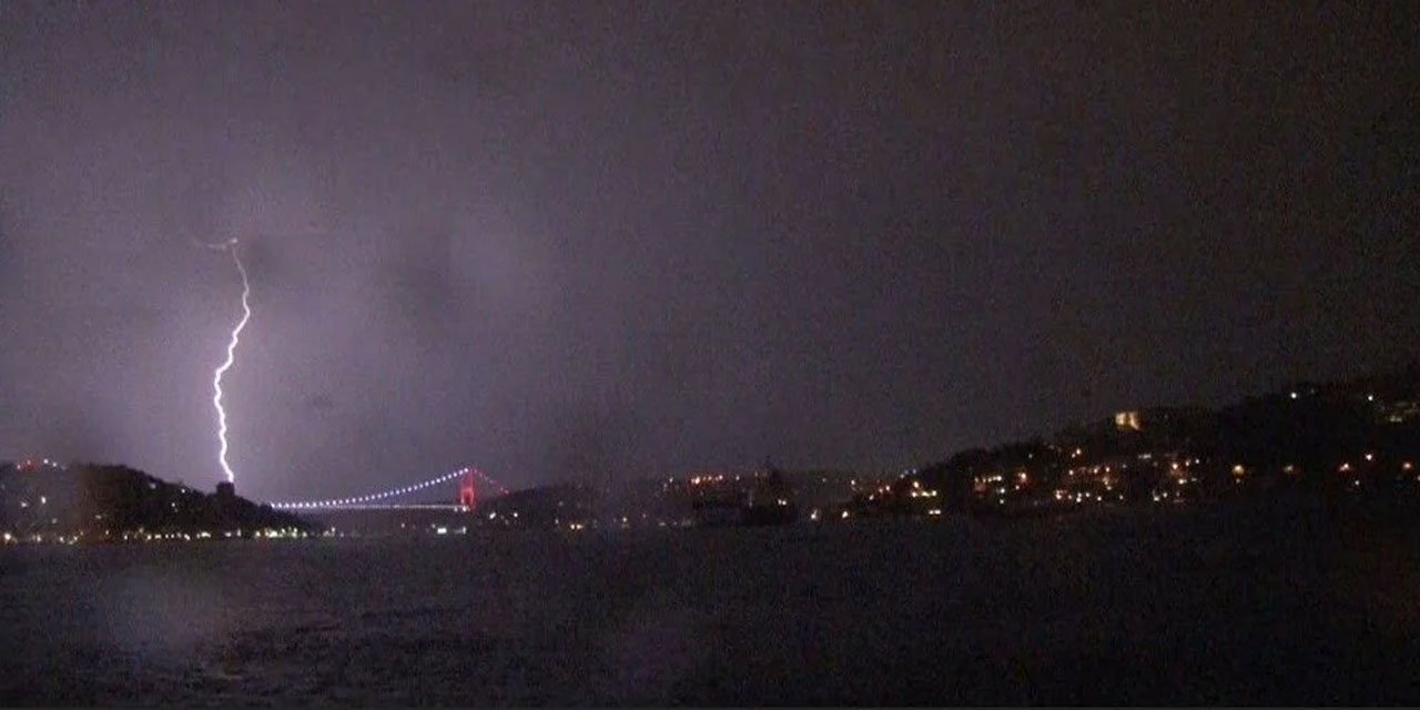 İstanbul'da Rahmet yağdırıldı, şimşekler ile gece aydınlandı
