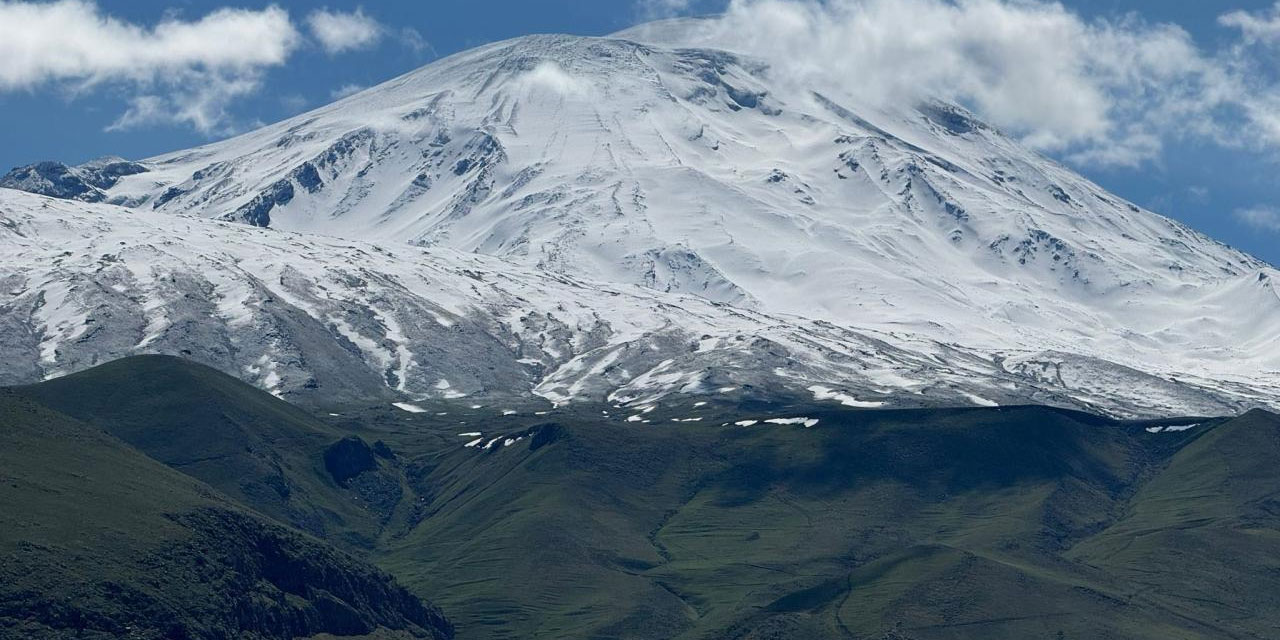 Ağrı Dağı beyaz rahmete büründü