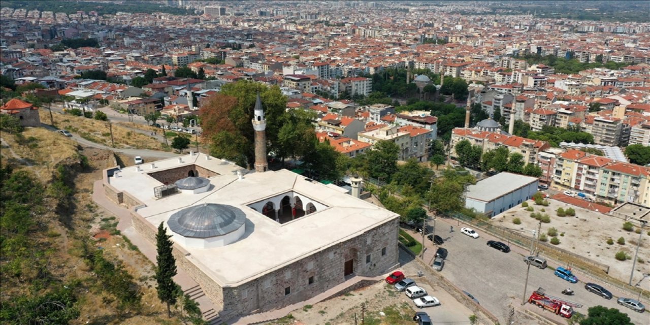 Manisa'da 656 yıllık Ulu Cami'de restorasyonun ardından ilk cuma namazı kılındı