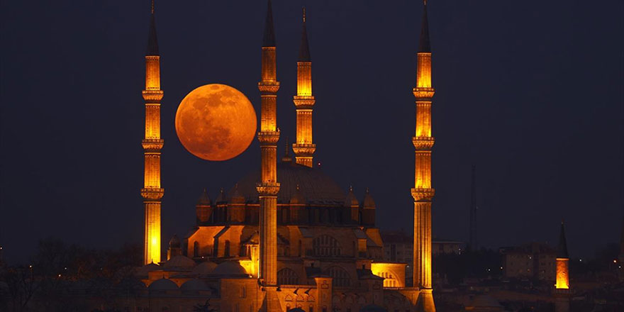 Erbaş: Bu gece vesilesiyle her mümin tefekkürle hayatını muhasebe etmeli