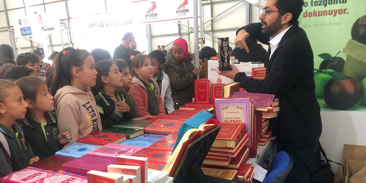 Risale-i Nur standında ziyaretçilerle konuşma metodları