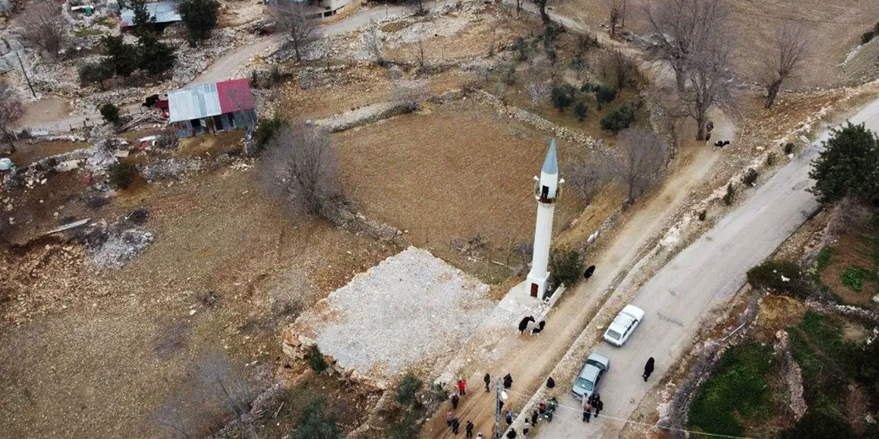 Cemaat var, imam var, minare var ama cami yok!