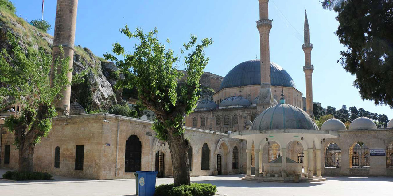 Türbe ve cami ziyaretine gelenler giyime, edep ve usule riayet etmeli